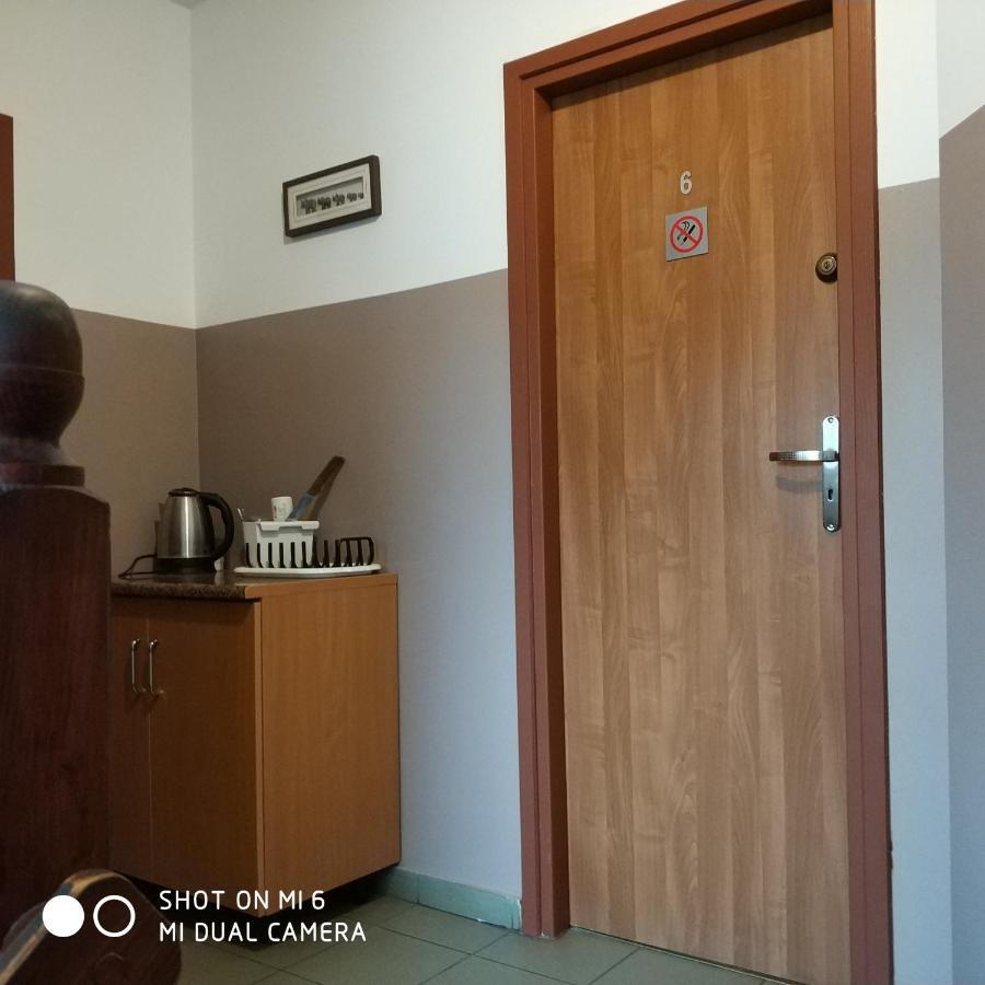 Pokoje Goscinne Sonia Tuszyn Exterior foto